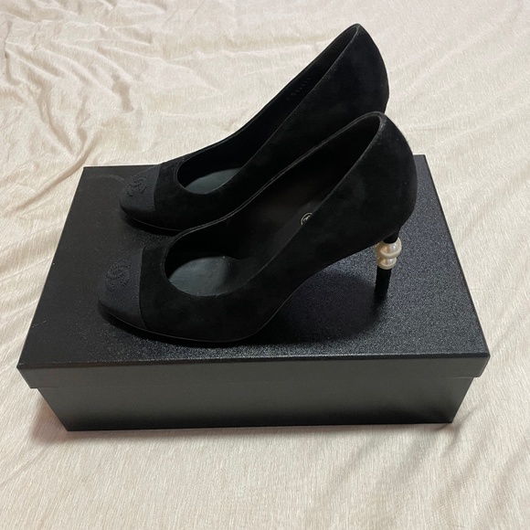 Chanel suede and pearl CC toe pumps - Picture 1 of 7